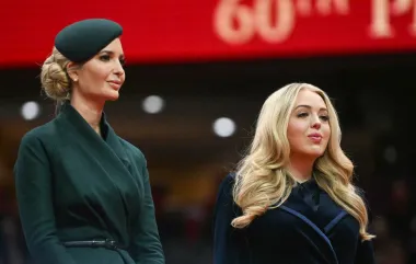 Ivanka i Tiffany Trump u plavim i zelenim monokromatskim kombinacijama.