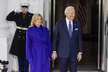 Bivša prva dama oprostila se od Bijele kuće u monokromatskoj kombinaciji kraljevske boje, koju je dizajnirao Ralph Lauren, a uključivala je haljinu i krojeni dvoredni kaput strukiran u struku, uz odgovarajuće rukavice i elegantne salonke. 