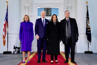 Harris je nosila strukturirani crni kaput koji je odražavao formalni ton događaja. Krojeni vanjski komad imao je oštre revere i klasičan kroj. Ispod toga, Harris je kaput kombinirala s crnim hlačama i krojenim jaknama s patentnim zatvaračem. Upotpunila je look odgovarajućim modnim dodacima.