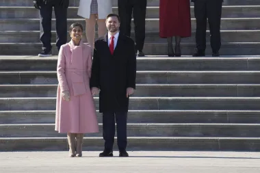 Druga dama, i supruga potpredsjednika JD Vancea, nosila je odjevnu kombinaciju koju je dizajnirao Oscar de la Renta. Komplet je uključivao par čizama do koljena Manolo Blahnik Lina, uz strukturirani kaput u ružičastoj boji s visokom kragnom i strukiranim remenom.