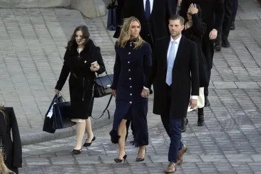 Lara Trump, snaha predsjednika Donalda Trumpa, supruga Erica Trumpa, nosila je tamnoplavi uski kaput s velikim srebrnim gumbima i crne visoke štikle Christian Louboutin. 