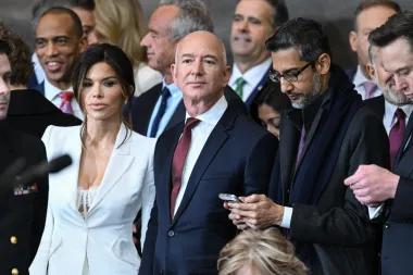 Lauren Sanchez, zaručnica osnivača Amazona Jeffa Bezosa, pojavila se u provokativnoj kombinaciji otkrivajući svoj dekolte. Čipkasti bijeli top, prekrila je klasičnim bijelim sakoom. 