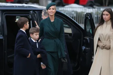 Ivanka je odabrala elegantan kostim tamnozelene boje s tankim crnim remenom, preko kojeg je omotala asimetričan sako, a kombinaciju je upotpunila crnim štiklama. Njezina kosa bila je svezana u nisku punđu, a na glavi je nosila beretku u istoj zelenoj boji. Outfit je upotpunila poznatom Diorovom torbicom. 
