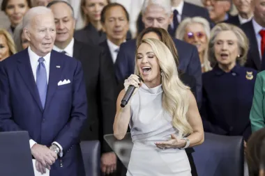 Pobjednica American Idola nosila je dizajn Marine Toybine i sivu haljinu brenda Opificio Modenese uz srebrne modre dodatke — umjereniju verziju svojih uobičajenih outfita ukrašenih s puno šljokica koje obično nosi tijekom nastupa.