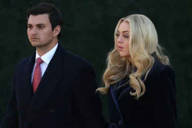 Nosila je tamnoplavi dugi kaput i haljinu od baršuna. Njezin outfit, uz minimalan nakit, kontrastirao je s glamuroznim make-upom i trepavicama, a savršeno se uklopio u minimalističke kombinacije drugih članova njezine obitelji.
