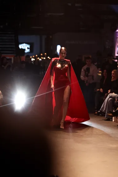Royal Bride je tijekom proteklih petnaest godina postao nezaobilazno ime u industriji vjenčanih moda, a ova revija je još jednom potvrdila njihovu posvećenost izvrsnosti i unikatnoj viziji i izvedbi.
