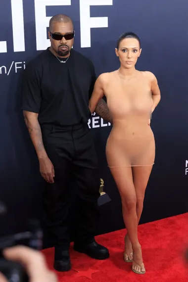 Bianca Censori u najbizarnijem outfitu večeri. 