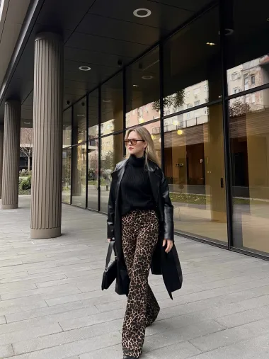 &quot;Moji najčešći svakodnevni outfiti sastoje se od širokih traperica ili drugih širokih hlača, neke basic majice ili džempera i neke zanimljive jaknice, sakoa, kaputića i slično.&quot;