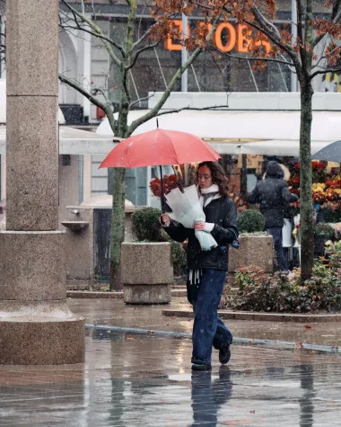 Kišno Valentinovo u centru Zagreba - mnogi su se odlučili za romantiku