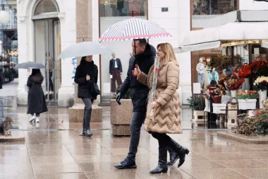Kišno Valentinovo u centru Zagreba - mnogi su se odlučili za romantiku