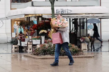 Kišno Valentinovo u centru Zagreba - mnogi su se odlučili za romantiku