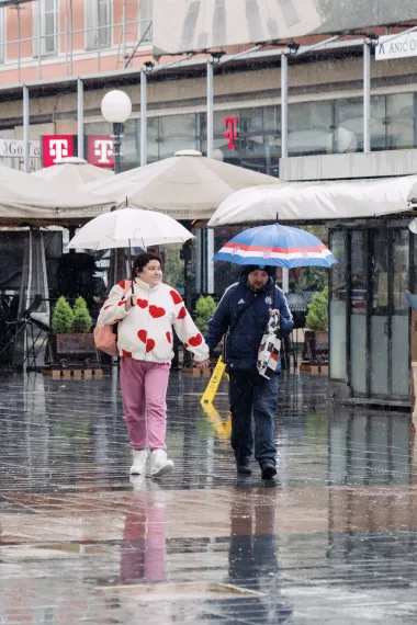 Kišno Valentinovo u centru Zagreba - mnogi su se odlučili za romantiku