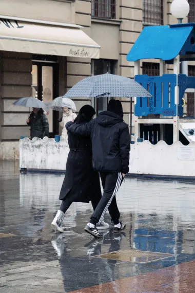 Kišno Valentinovo u centru Zagreba - mnogi su se odlučili za romantiku