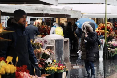 Kišno Valentinovo u centru Zagreba - mnogi su se odlučili za romantiku