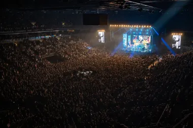 Nakon više od tri desetljeća karijere, Plavi Orkestar ponovno je dokazao zašto su jedan od najvoljenijih bendova s ovih prostora. Koncert u Areni Zagreb bio je povratak korijenima, ispunjen sjećanjima i zahvalnošću prema publici koja ih vjerno prati od početaka.