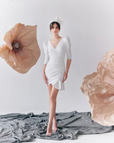 Kada su svestrane siluete i bezvremenska elegancija osnova brenda, onda i transformacija dolazi prirodno. Tako su haljine koje već dobro poznajemo sada dostupne i u bijeloj boji, spremne za jedno od najvažnijih poglavlja u životu - vjenčanje