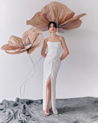 Ono što ove haljine čini još posebnijima jest i cijena - povoljnija od klasičnih vjenčanica iz uobičajenih bridal kolekcija, a bez odricanja od elegancije i kvalitete. 