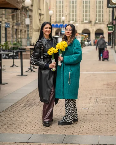 Polina u all black outfitu koji je osvježila kožnim hlačama u bordo boji i torbicom sa velikim zakovicama. Nina je oduševila hrabrim odabirom - kaputom u tirkiznoj boji i animal printu - hlačama zebra uzorka. 