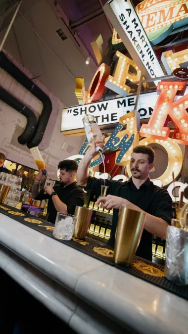 U borbi za prestižnu titulu Cocktail Mastera, kao i spektakularnu nagradu od 30.000 eura, sudjelovalo je ukupno 100 natjecatelja, među kojima je 20 bilo iz Hrvatske. Osim što će svaka epizoda unijeti nova uzbuđenja među gledateljima i žirijem, svaka će predstavljati i izvrsnu priliku za dijeljenje znanja i iskustva među natjecateljima, uz poneki intenzivni izazov i šokantni ishod.