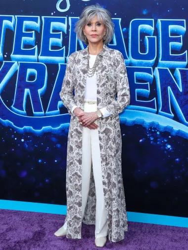 Fonda je privukla pažnju dugom košuljom s uzorkom zmijske kože kojom je upotpunila bijeli outfit na premijeri filma Ruby Gillman: Teenage Kraken.