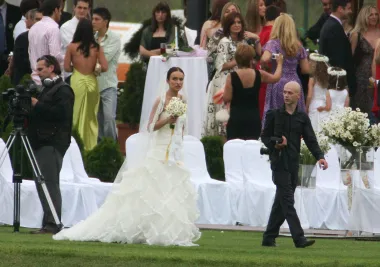 Ljupka se udala za Mihaela Mikića. Za svoj poseban dan, Ljupka je odabrala vjenčanicu koja će zasigurno osvojiti srca obožavateljica glamuroznijih krojeva. Haljina spuštenih ramena s naglašenim strukom i raskošnim donjim dijelom pružala je dojam bajkovite elegancije, a cijeli look zaokružila je profinjenim velom ukrašenim nježnim čipkastim motivima. 