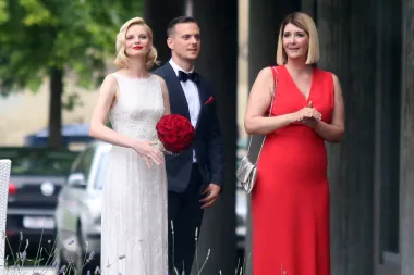 Poznata voditeljica Edita Misirić izrekla je sudbonosno &quot;da&quot; svom dugogodišnjem partneru Javoru Vrkljanu u romantičnoj vjenčanici s potpisom dizajnera Borisa Pavlina. Njezin izbor nije bio neočekivan, budući da Edita s Pavlinom njeguje dugogodišnju suradnju i povjerenje u njegov prepoznatljiv, bajkovit stil.