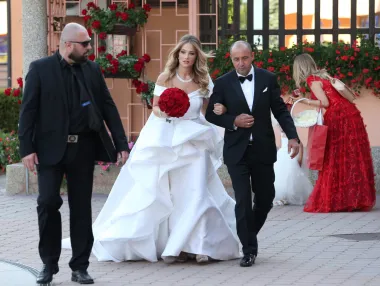 Izabel je zablistala u vjenčanici Antonija Rive. Nosila je grandioznu haljinu sa slojevitim volanima, a posebno su se isticali detalji i buket od crvenih ruža koji je stvorio savršen kontrast. 