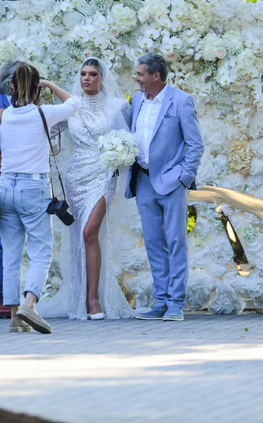 Za svoje vjenčanje s nogometašem Tinom Jedvajem, mladenka Dina Dragija zablistala je u čak tri različite kombinacije, a posebno se istaknula sjajna vjenčanica ukrašena obiljem šljokica, koja je savršeno pratila liniju njezine figure i naglasila njezinu ženstvenost.