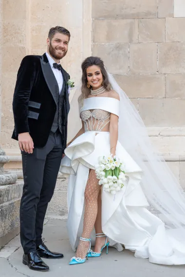 Adriana u glamuroznoj kreaciji Matije Vuice. Asimetrična vjenčanica golih ramena bila je puna cirkona i proreza, a Adriana je dodatno naglasila upečatljivu vjenčanicu mrežastim najlonkama i tirkiznim sjajnim potpeticama. 