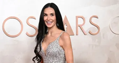 Demi Moore proglašena najljepšom ženom u 2025. - pogledaj njezina najbolja modna izdanja