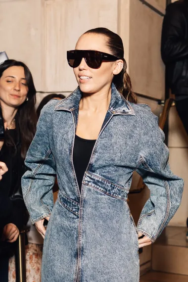 Američka pjevačica Miley Cyrus jasno je pokazala da je traper trenutno u modi ispred hotela u Parizu. Zablistala je u all denim kombinaciji.  Traper baloner istaknuo je njezinu figuru, a za razliku od Bellinog outfita, njezin je bio decentniji i zatvoreniji. 