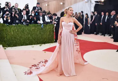 Blake Lively se slučajno uskladila sa stepenicama Met Gale noseći haljinu Burberry. U to vrijeme bila je trudna s drugim djetetom koje je očekivala s Ryanom Reynoldsom.