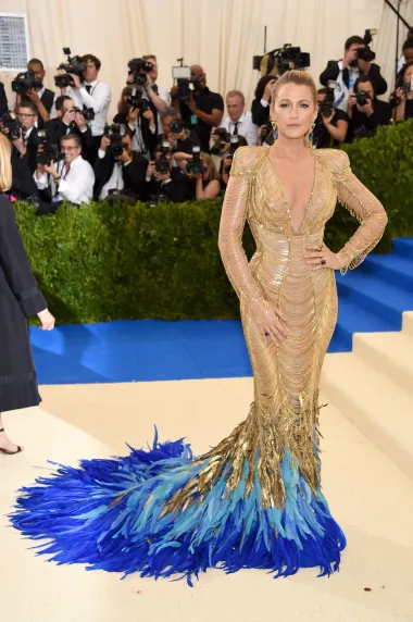 Blake je nosila zapanjujuću zlatnu haljinu brenda Atelier Versace, koja je bila ukrašena nizovima zlatnih lanaca i imala duboki V-izrez te dugačke rukave. Posebnu dramatičnost donji dio haljine dobiva zahvaljujući raskošnom šlepu ukrašenom perjem u plavim i tirkiznim tonovima, koji je stvarao efekt paunovog repa.