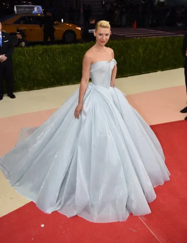 Dizajner Zac Posen pokazao je svoju tehnološku kreativnost haljinom koja svijetli u mraku. Plavu princeza-haljinu, koju je nosila glumica Claire Danes, izradio je od organze i optičkih vlakana. Upravo su ta optička vlakna omogućila da haljina zasja u mraku, što je bila savršena referenca na temu večeri — “Manus x Machina: Moda u doba tehnologije”. Rezultat je bio bajkovit spoj visoke mode i futurističke inovacije, koji je oduševio sve prisutne.