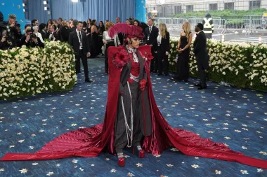 Teyana se pojavila u neobičnom Marc Jacobs odijelu, a iako je pogodila temu , ovaj outfit je ipak bio jedan od najbizarnijih. 