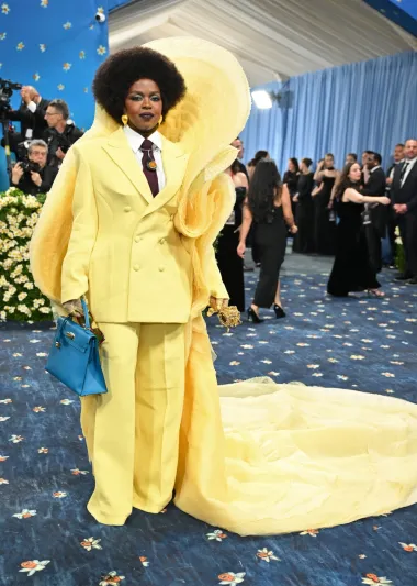 Upečatljivo izdanje koje je spojilo afričku baštinu i suvremeni dizajn. Njezin je outfit u boji maslaca, a riječ je o strukturiranom odijelu s visokim ovratnikom dizajnerice Stelle McCartney.