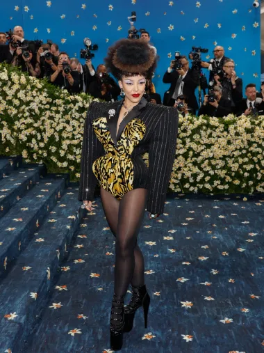 Doja Cat nikad ne razočara kad je riječ o ekstravagantnim kombinacijama. Za Met Galu 2025. odlučila se za potpuno crni look – nosila je odijelo s gustom kožnom teksturom i metalnim detaljima, a lice je prekrila polu-prozirnom maskom s kandžama.