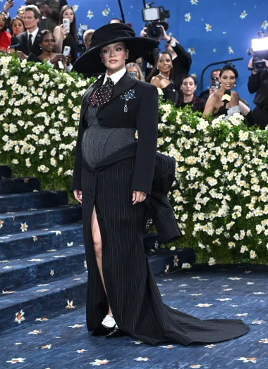 Rihanna uvijek pronalazi najsuvremenije načine da objavi trudnoću, a ni ovog puta nije bilo drugačije. Njezin Marc Jacobs outfit s korzetiranim pojasom jasan je znak da nas i u ovoj trudnoći očekuju odvažni trudnički modni trenuci. 