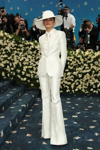 Zendaya nikada nije pogriješila na crvenom tepihu Met Gale, a oduševila je i ovaj put. Njezin iznimno krojeni custom Louis Vuitton look, inspiriran Zoot odijelom u boji slonovače, bio je pametan pristup dandyizmu. Look je inspiriran je filmom Diane Ross iz 1975. godine Mahogany.