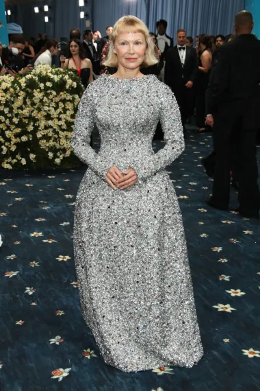 Popularna glumica pojavila se na glamuroznoj večeri u raskošnoj haljini Tory Burch. Haljina je izrađena od laboratorijski uzgojenih dijamanata, odražavajući njezinu ljubav prema prirodi i održivoj modi. Ono što je upotpunilo outfit jest i specifična varijanta bob frizure - kratka, modernog izgleda i s baby šiškama. 