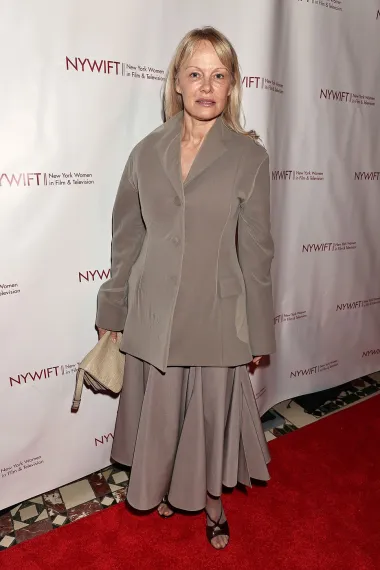 Na dodjeli nagrada New York Women in Film and Television, Pamela je predstavila sofisticiran i minimalistički izgled koji odražava njezinu nedavnu modnu transformaciju. Nosila je sivi komplet iz kolekcije Tory Burch za jesen 2025. 