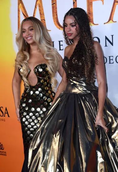 Beyoncé, globalna megazvijezda, od početka majčinstva pokazuje koliko joj je obitelj važna – a njezina najstarija kći, Blue Ivy Carter, već sada gradi svoj vlastiti umjetnički put. Još kao dijete, Blue Ivy je postala najmlađa dobitnica BET nagrade, a njezin glas i nastupi već se pojavljuju na majčinim albumima i turnejama.