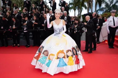 Alicia je izazvala je pažnju u svom odvažnom izdanju koje je prkosilo novim pravilima festivala. Iako je Cannes zabranio nošenje voluminoznih haljina, Roza je nosila haljinu s ogromnim obodom u obliku goluba, simbolizirajući mir.