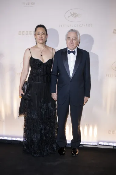 Robert De Niro i njegova partnerica Tiffany Chen pojavili su se ruku pod ruku, obilježavajući njegovu dodjelu počasne Zlatne palme za životno djelo. Tiffany se pojavila u elegantnoj crnoj haljini, dok je Robert zablisto u tamnoplavom odijelu. 