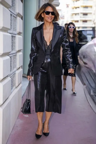 I glumica Halle boravi u Cannesu, a ovaj tjedan oduševila je nizom spektakularnih outfita. Na ulicama Cannesa pojavila se u neobičnom šljokičastom odijelu koje se sastojalo od oversized sakoa i širokih hlača do gležnja. Ispod sakoa nazirao se čipkasti top koji je naglasio njezin dekolte. 