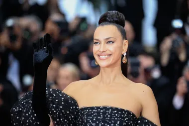Irina Shayk zna kako se nose fantastične modne kombinacije uz najjednostavniji make up