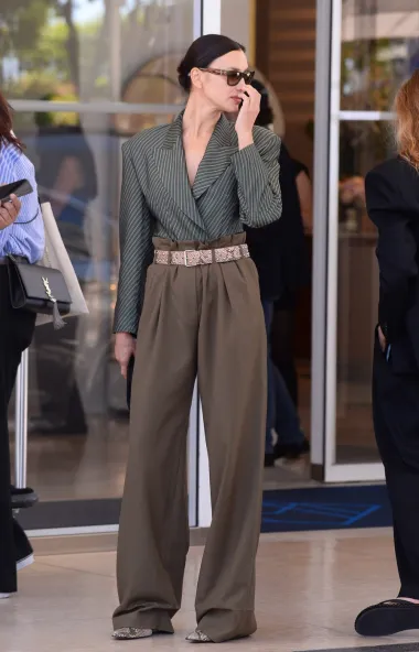 U Izvanredno stiliziranom dnevnom izdanju u Cannesu, koje savršeno spaja poslovnu eleganciju s visokim modnim Široke smeđe poslovne hlače uskladila je s efektnim crop sakoom koji je po sebi imamo sive dijagonalne prugice, a outfit je dodatno naglašen remenom od zmijskog uzorka i cipelama istog uzorka. 