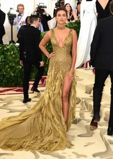 Na Met Gali, nosila je prekrasnu zlatnu haljinu modne kuće Versace s dubokim dekolteom prekrivenim kristalima i pernatim višeslojnim suknjom s visokim prorezom, uz odgovarajući choker. 