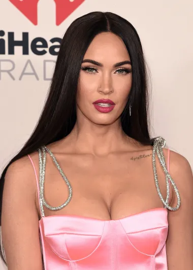 Megan Fox klasična je američka ljepotica koja se uvijek nalazi na popisima najljepših žena, a duga crna kosa je njezin zaštitni znak iako je znala mijenjati boje. Na početku karijere često su je uspoređivali s Angelinom Jolie. 