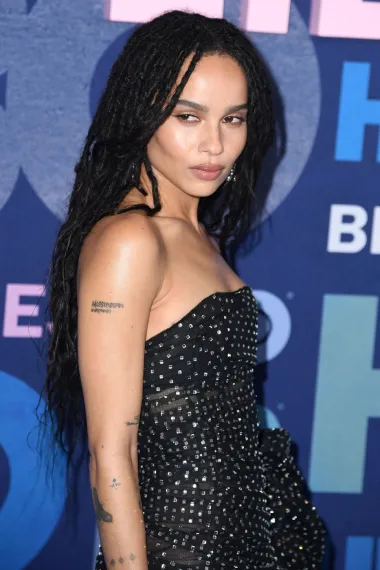 Prava kameleonka kada je kosa u pitanju, Zoë Kravitz čest mijenja imidž između prirodnog pixie reza i super duge kose s pletenicama. Jedno je sigurno – kad je kosa u pitanju, Zoë uvijek pobjeđuje.
